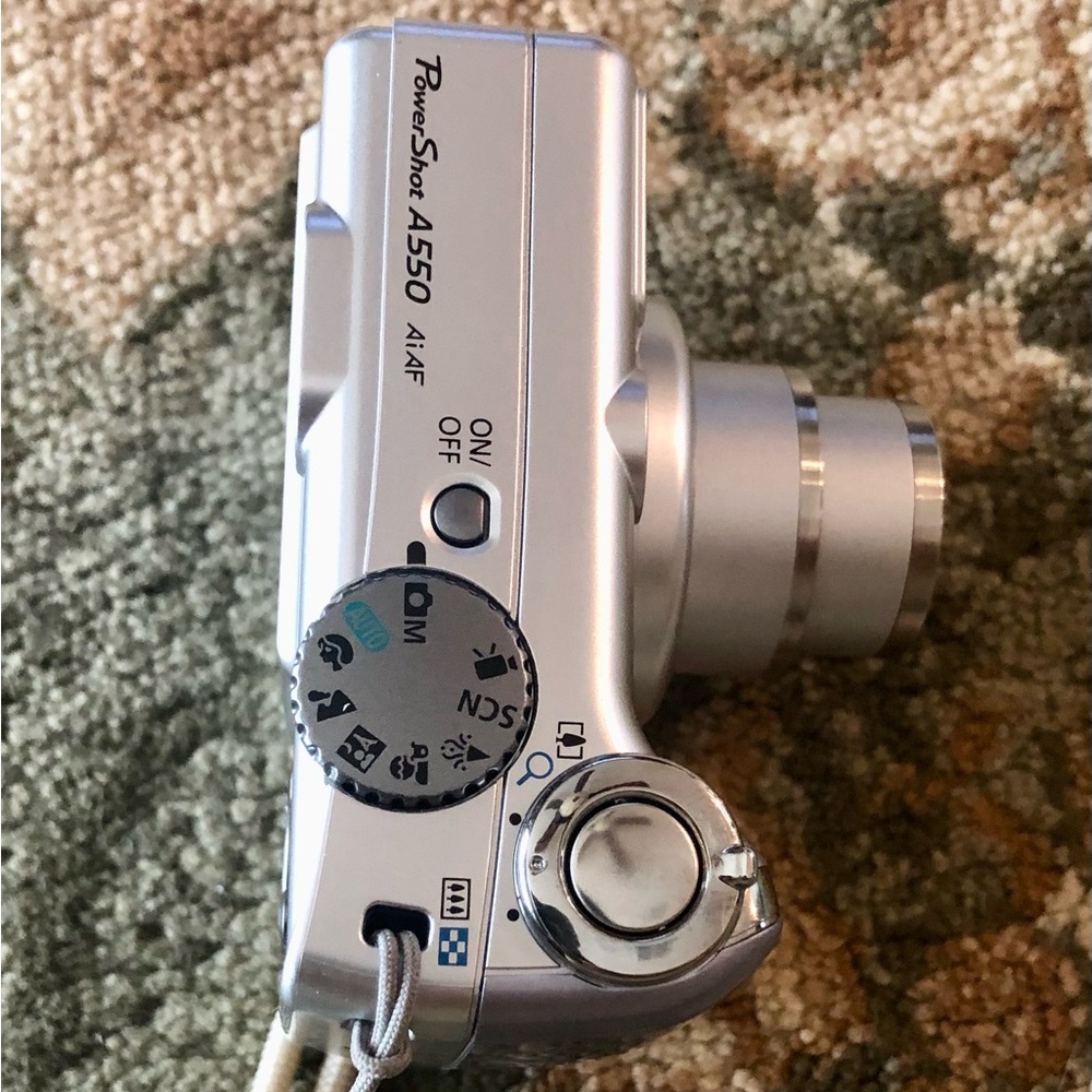 Canon PowerShot A550 Silver Point-and-Shoot Camera - Picture 4 of 4